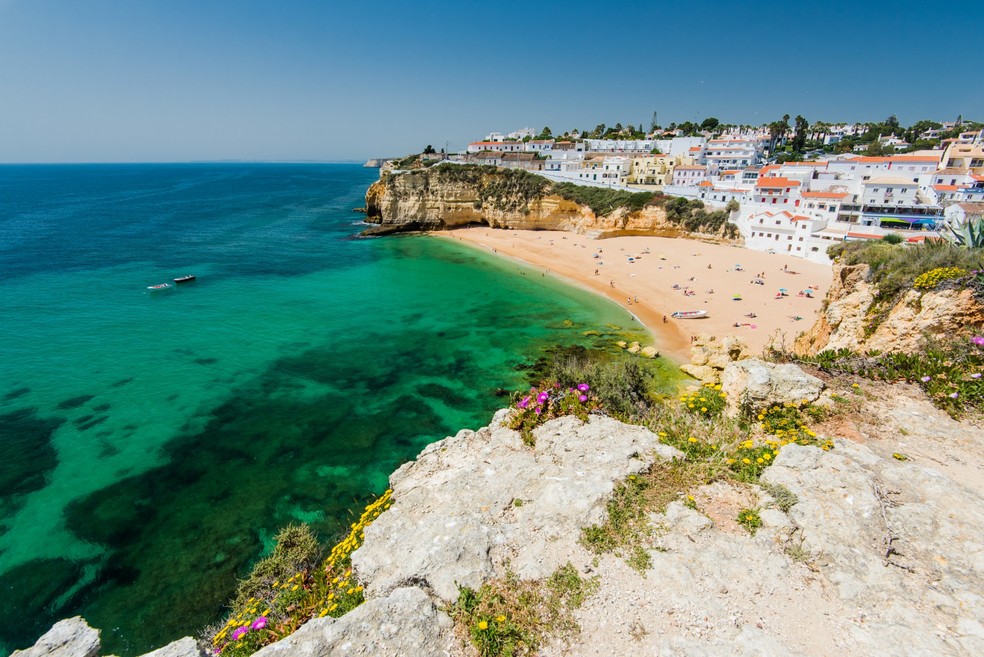 A principal praia de Carvoeiro, em Portugal, com sua charmosa vila Shutterstock — Foto:         