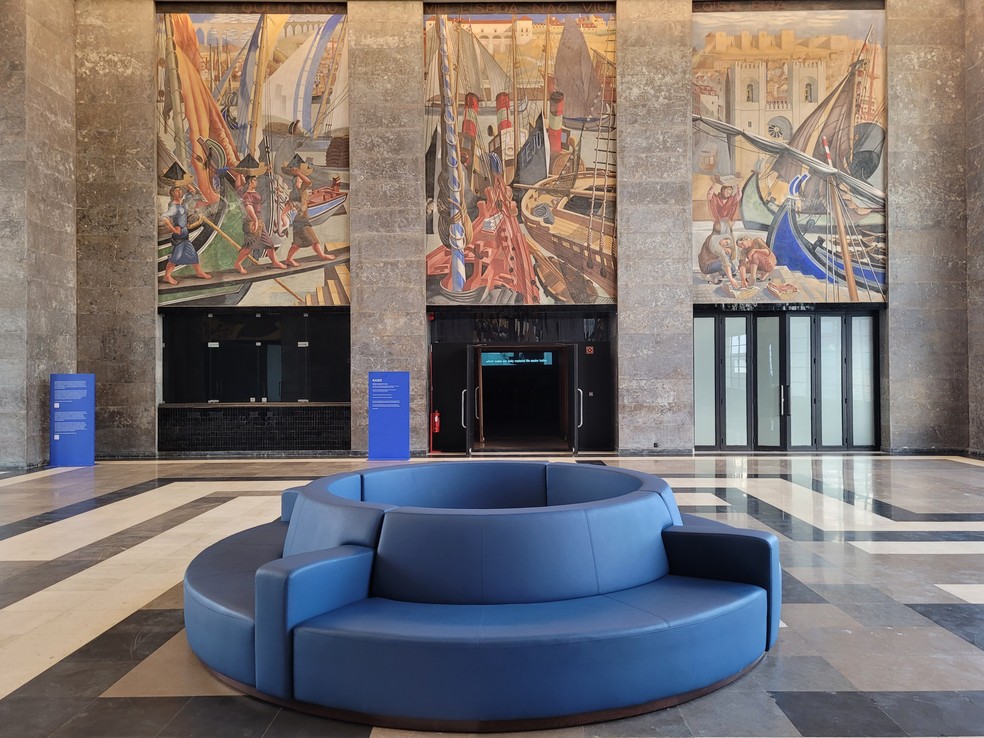 Parte dos painéis do Centro Interpretativo Murais de Almada nas Gares Marítimas, em Alcântara, Lisboa — Foto: Eduardo Maia/O Globo