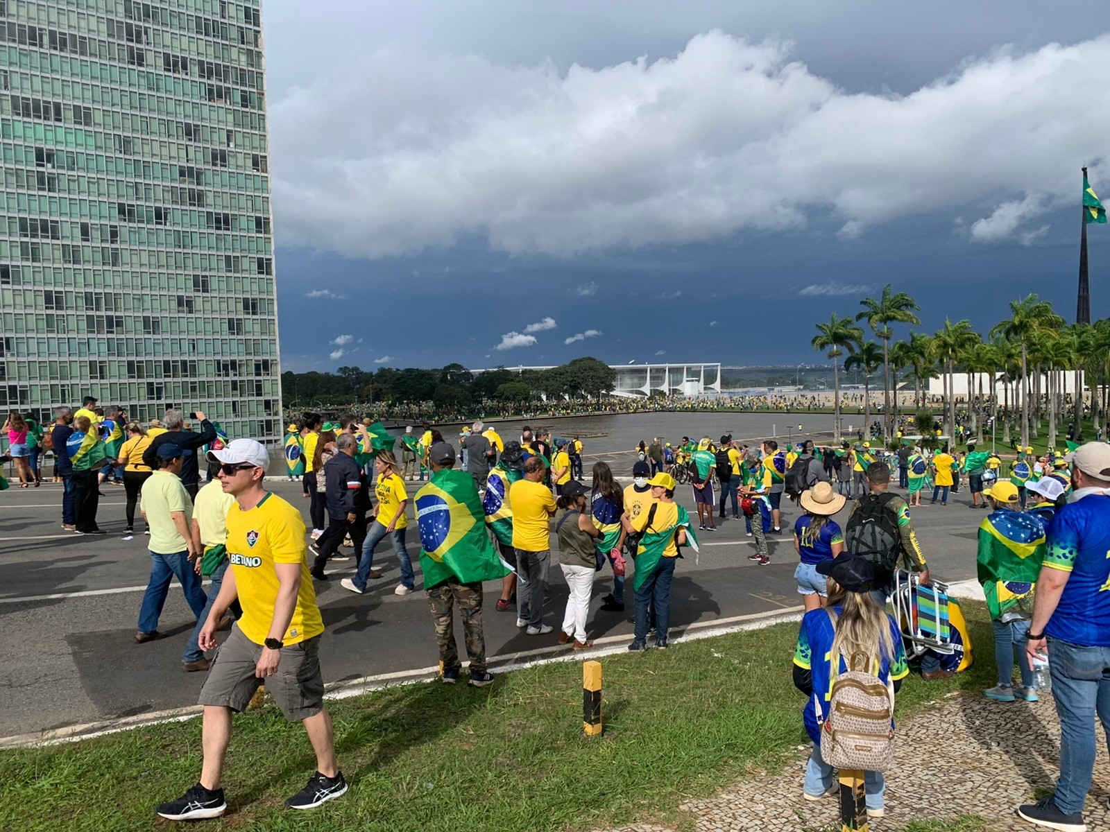 Terroristas apoiadores do ex-presidente Jair Bolsonaro invadem a Esplanada e a Praça dos Três Poderes — Foto: Patrik Camporez / O Globo