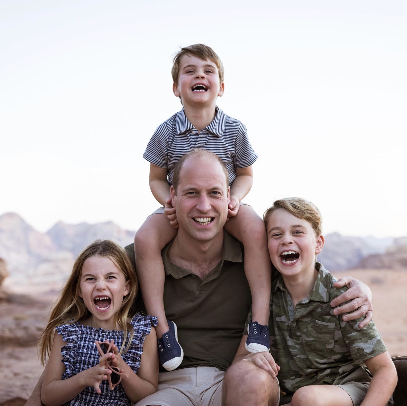 William, o Príncipe de Gales, com seus três filhos: Charlotte, George e, em seus ombros, o príncipe Louis — Foto: Reprodução/Redes sociais