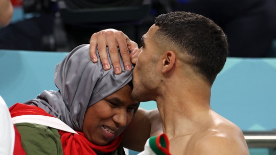 Estrela do Marrocos, Hakimi entrega camisa à mãe na torcida após vitória sobre a Bélgica na Copa do Mundo