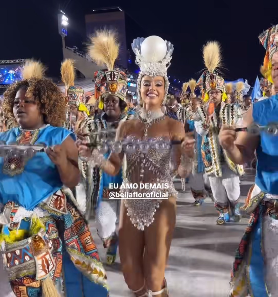 No Desfile das Campeãs, Giovanna Lancellotti toca chocalho na