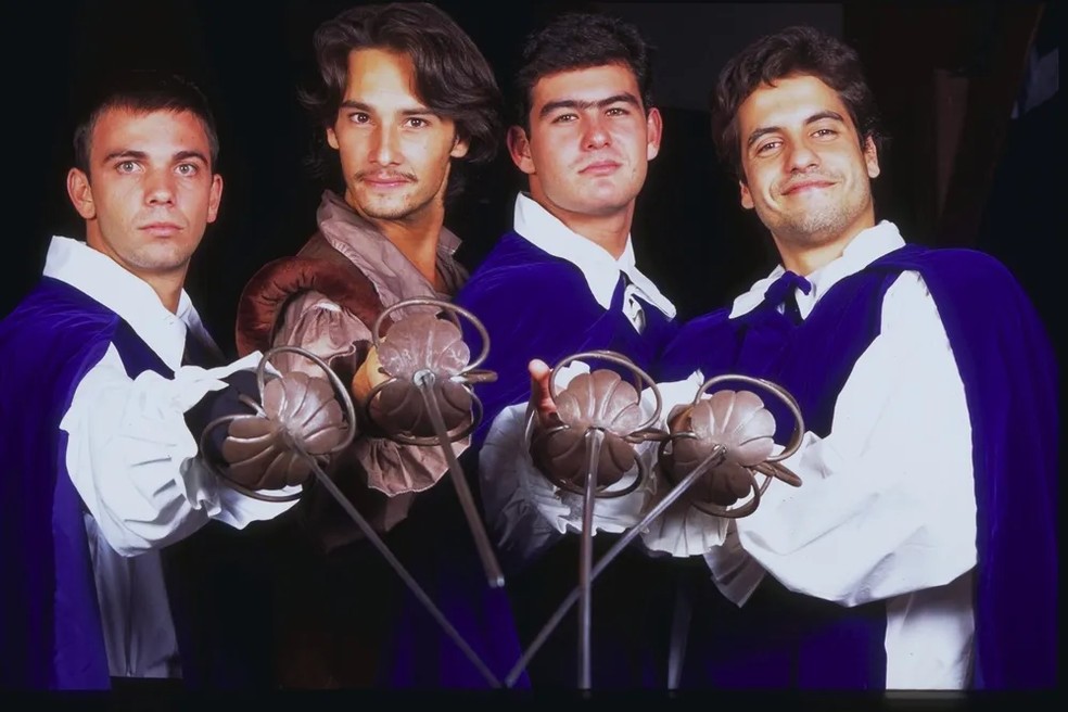 Marcelo Faria, Rodrigo Santoro, Thiery Figueira e Pedro Vasconcellos na peça "D'Artagnan e os Três Mosqueteiros" em 1998 — Foto: Foto: Arquivo/Divulgação