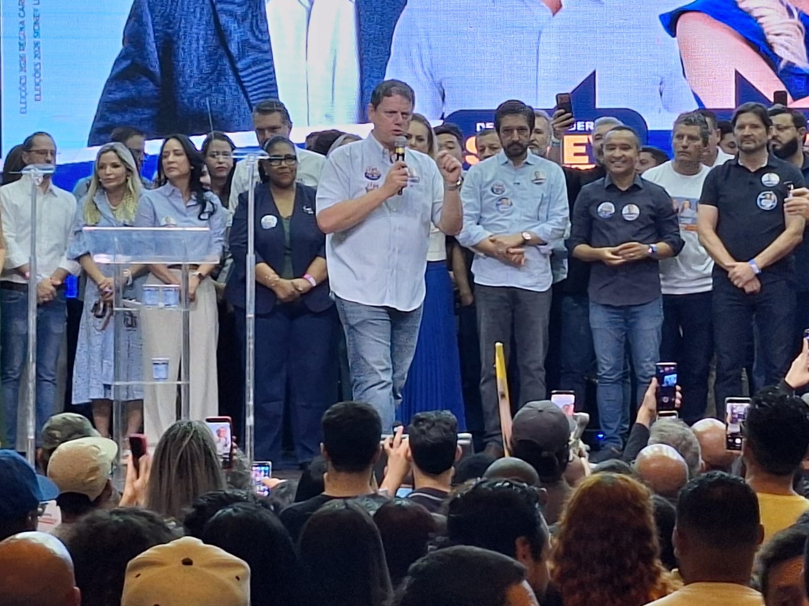 Tarcísio afirma que ‘está com Flávio’, mas também ‘captura’ votos de eleitor de Lula - QTU Questões do Universo