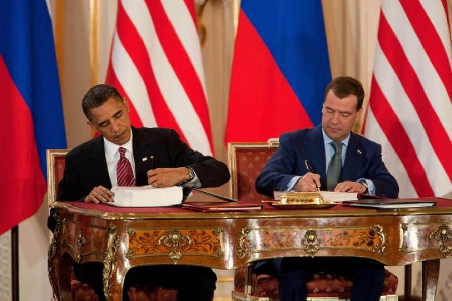O então presidente dos EUA, Barack Obama, e então o presidente russo, Dmitry Medvedev, assinam o tratado Novo Start em 8 de abril de 2010 em Praga