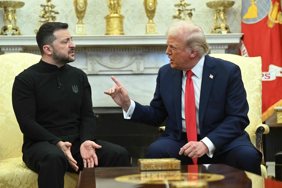 Presidentes dos EUA, Donald Trump (D), e da Ucrânia, Volodymyr Zelensky, discutem antes de renião na Casa Branca — Foto: SAUL LOEB / AFP
