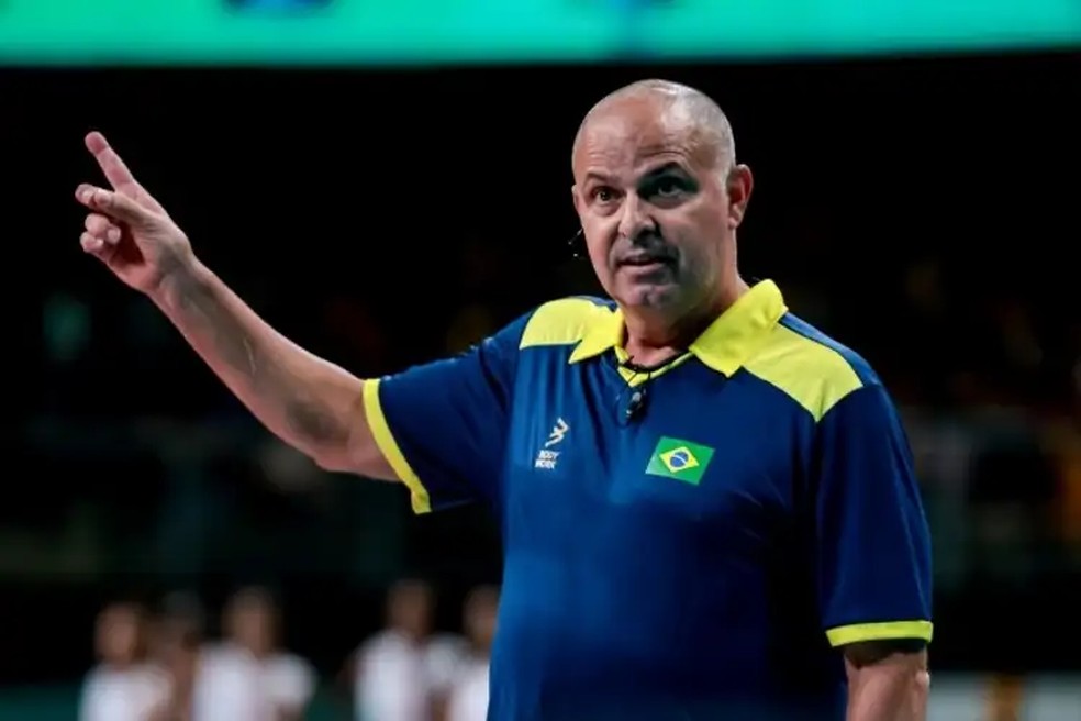 Paulo Coco é o auxiliar de Zé Roberto Guimarães na seleção feminina de vôlei — Foto: Miriam Jeske/COB