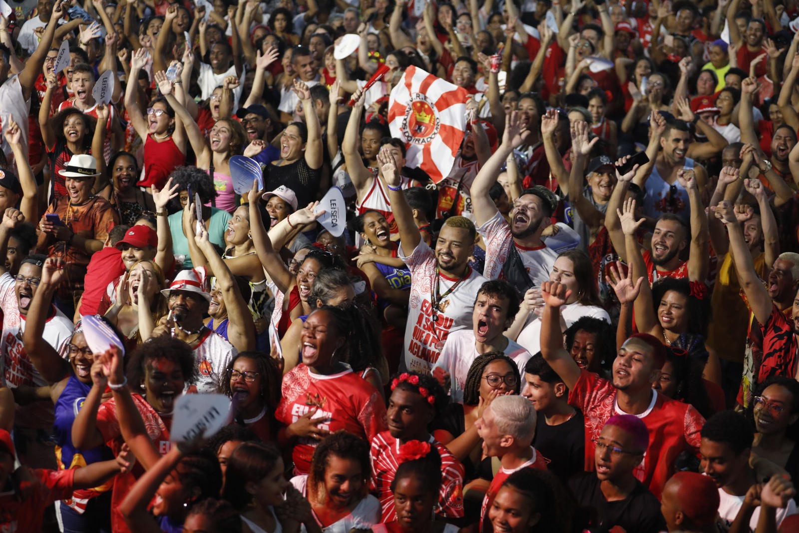 Torcida da Viradouro: a vermelho e branco de Niterói está na briga pelo título de campeão do carnaval carioca — Foto: Guito Moreto