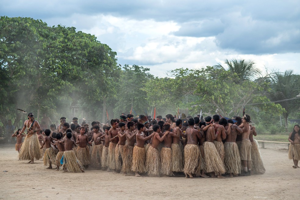 Crianças e visitantes na Aldeia Sagrada dos Yawanawá — Foto: Alexandre Noronha/Governo do Acre