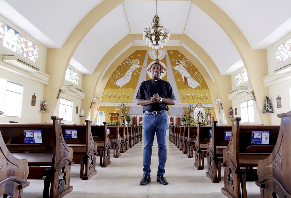 Padre Henrique Gomes, do Santuário de Santa Edwiges — Foto: Marcelo Theobald / Agência O Globo