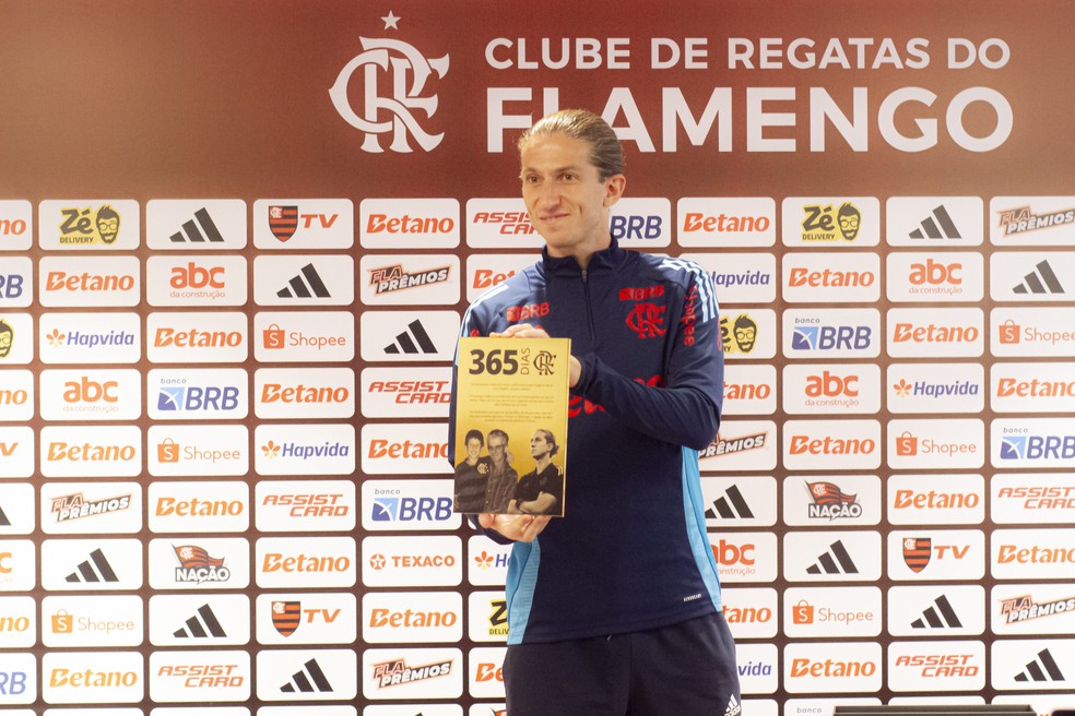 Filipe Luís recebe homenagem após completar um ano no Flamengo — Foto: Adriano Fontes/Flamengo