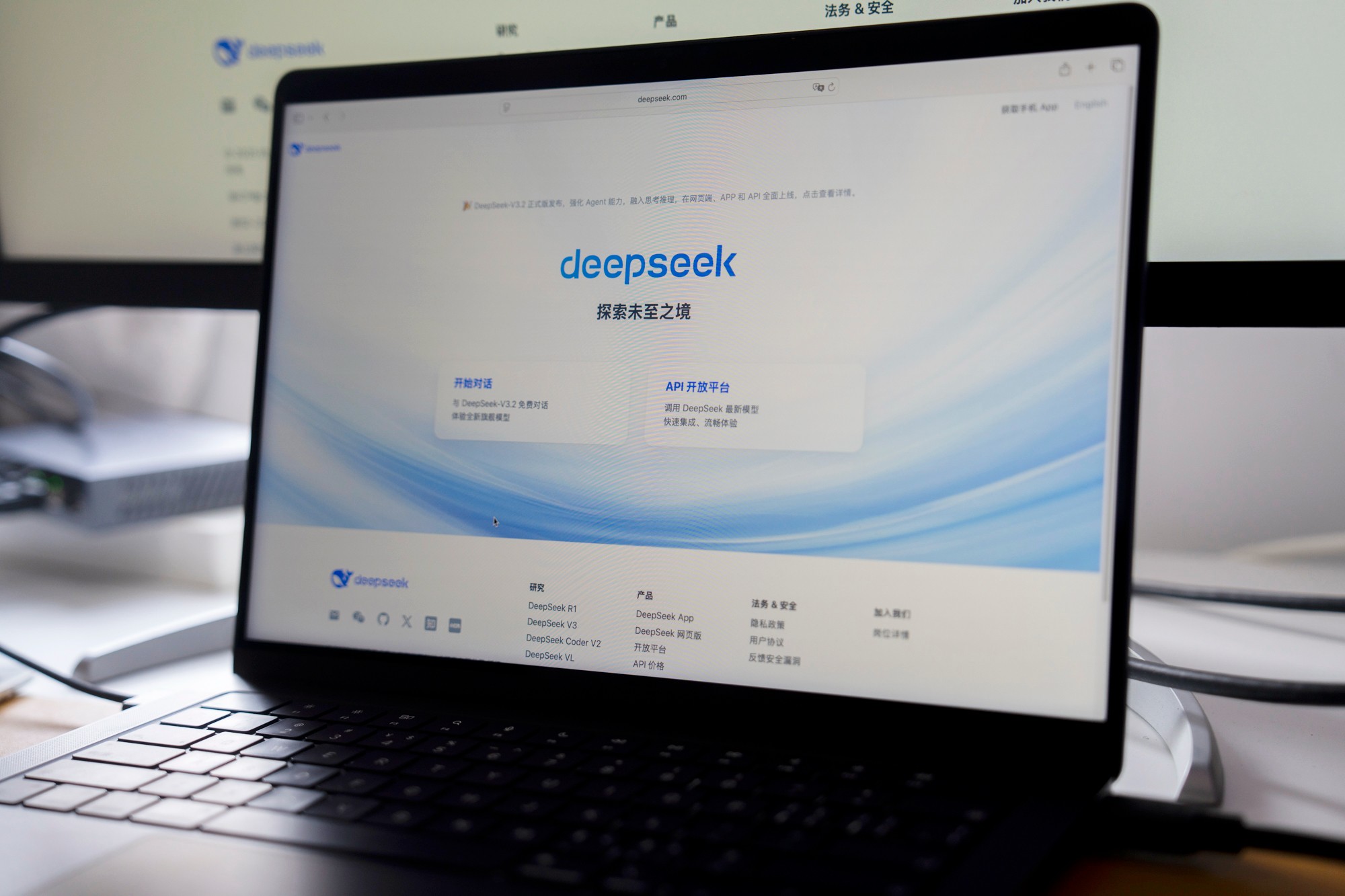 DeepSeek atualiza modelo de IA e intensifica disputa com concorrentes dos EUA