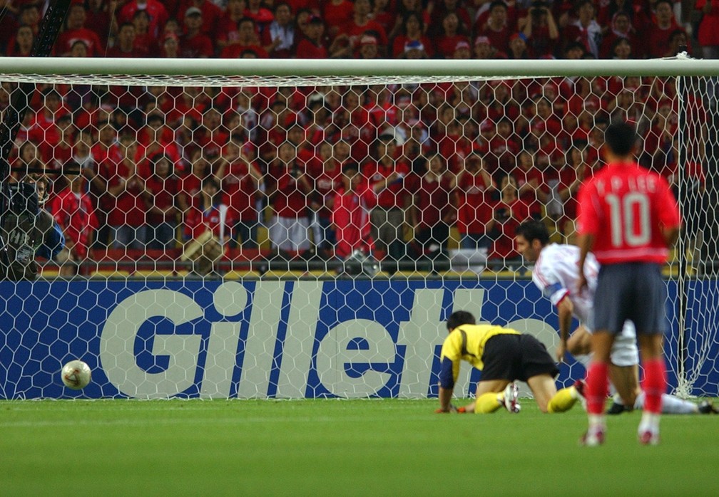 O gol de Sukur — Foto: AFP PHOTO/PASCAL GUYOT