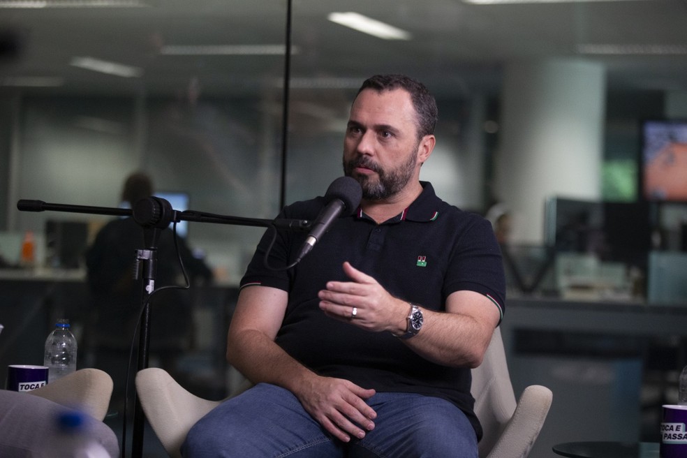 O presidente do Fluminense, Mário Bittencourt, é o entrevistado do'Toca e Passa' — Foto: Domingos Peixoto