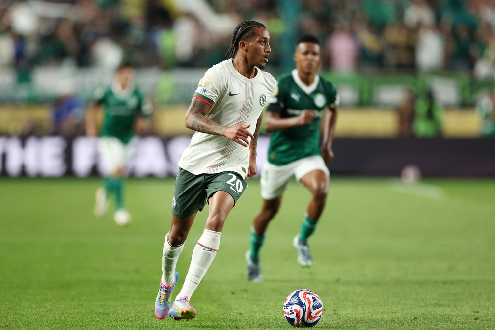 João Pedro em ação conta o Palmeiras — Foto: Luke Hales/Getty Images/AFP