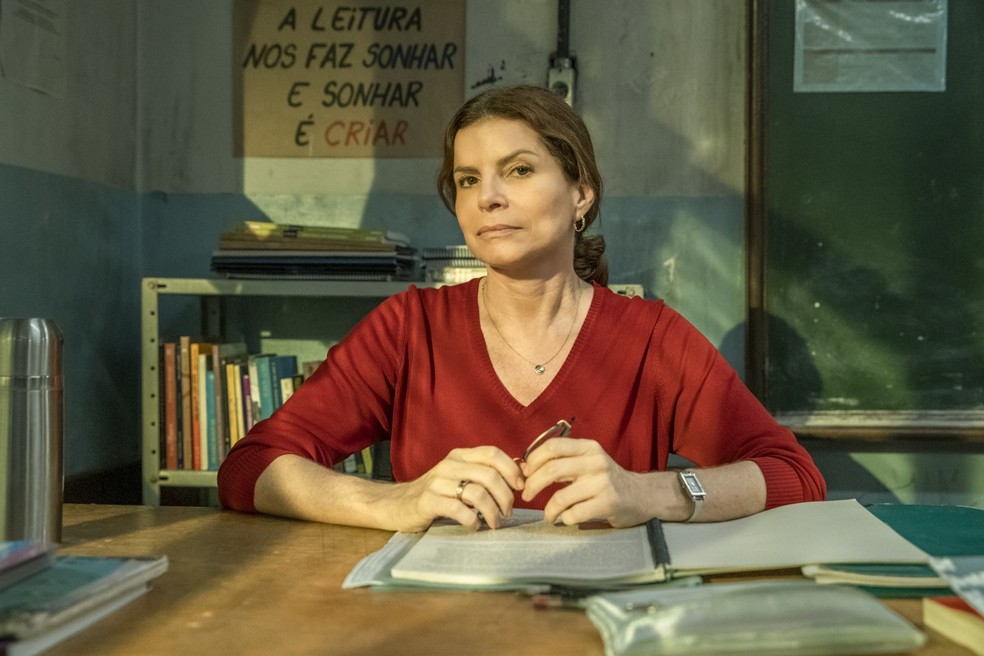 Débora Bloch, em cena da série 'Segunda chamada' — Foto: Divulgação/TV Globo