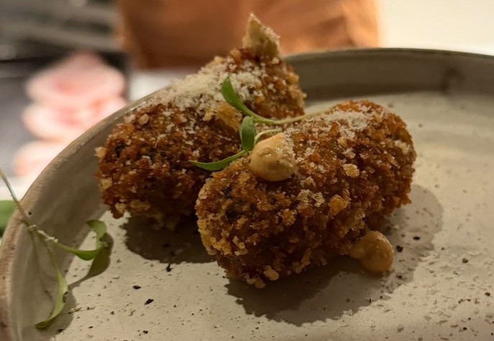 Croqueta: o dulçor da cebola encontra a terra umamenta dos cogumelos — Foto: Ian Oliver