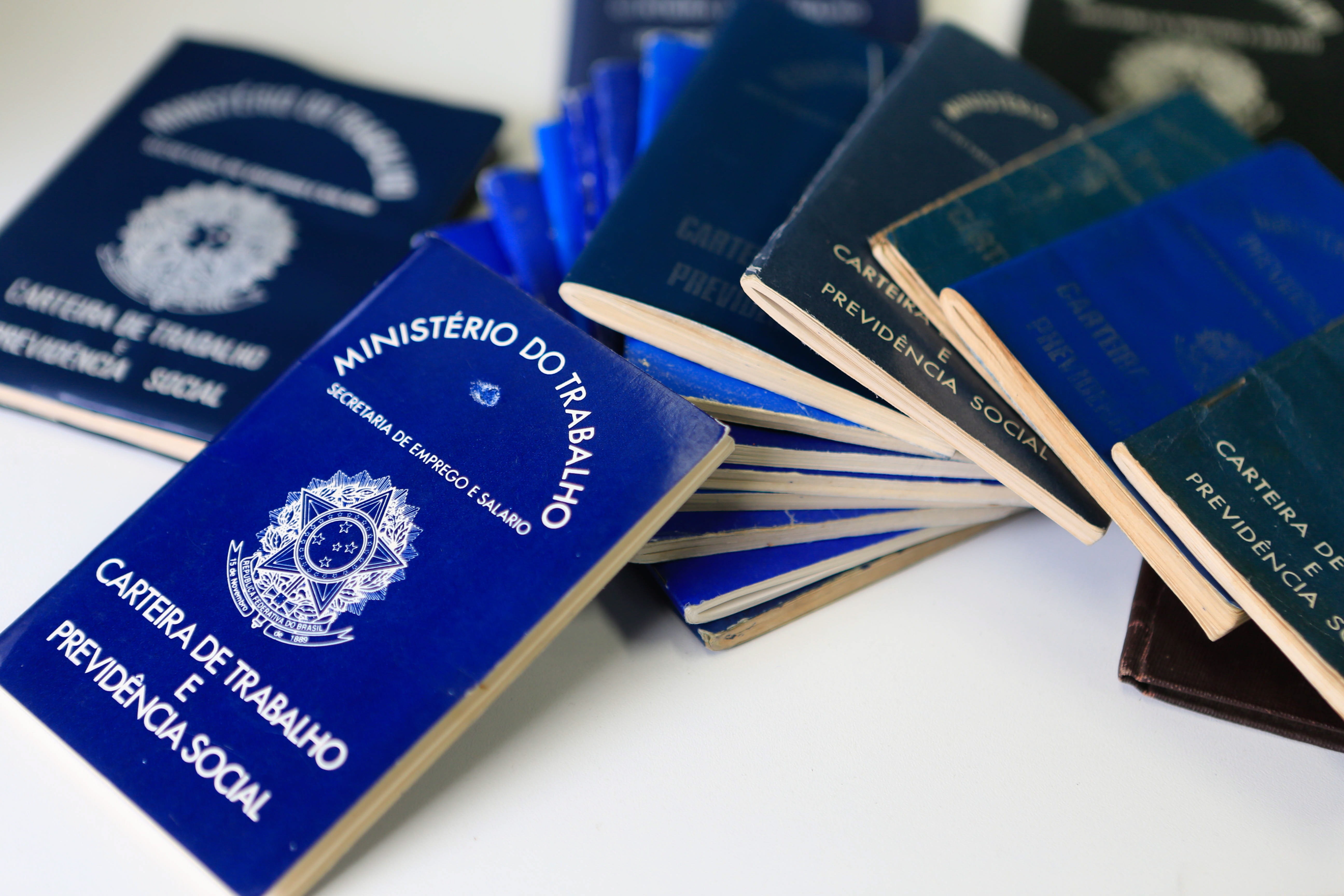 O duplo sinal no mercado de trabalho: o menor desemprego da hist&oacute;ria e ind&iacute;cios de queda da oferta de vagas