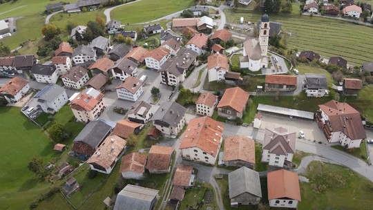 Deslizamento de pedras pode destruir vila na Suíça, e moradores são obrigados a abandonar casas; fotos