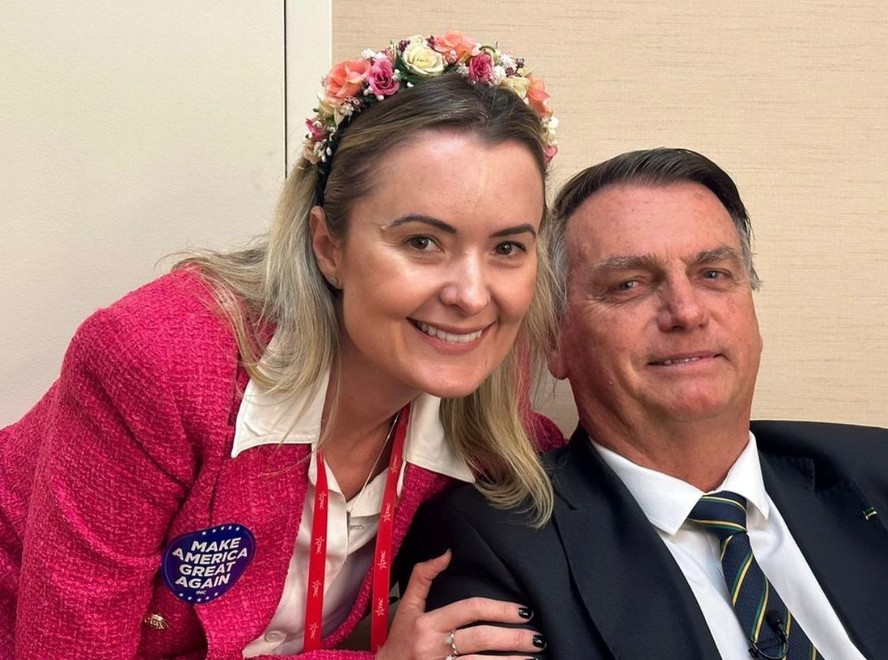 Deputada que posou com arma e fez referência a Lula encontrou com Bolsonaro  nos EUA duas semanas antes