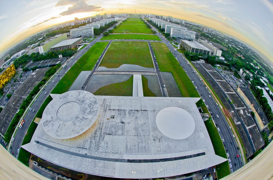 O prédio do Congresso Nacional e a Esplanada dos Ministérios em Brasília