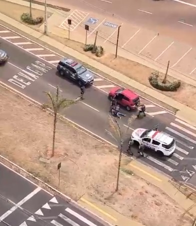 PM-SP e PRF perseguem carro com 300kg de maconha na BR-153; veja vídeo