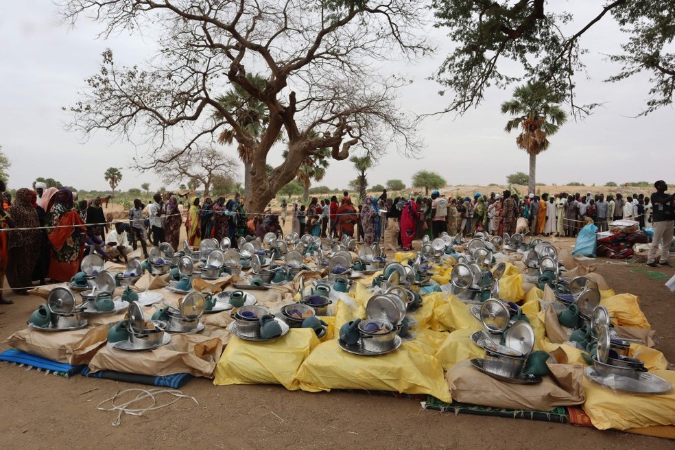 Kits de auxílio destinados a refugiados sudaneses que cruzaram para o Chade são preparados para distribuição em Koufroun — Foto: Gueipeur Denis SASSOU / AFP