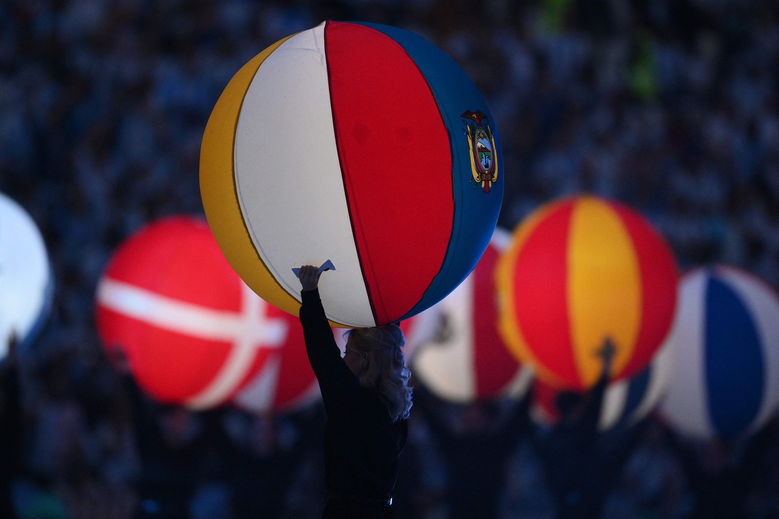 Artistas desfilam com bolas que representam as 32 seleções do Mundial