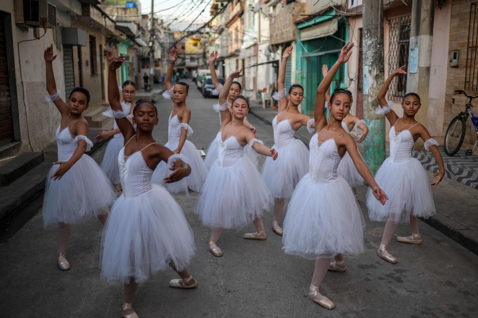Alunos da Escola de Ballet Manguinhos praticam movimentos da dança após sessão de fotos na favela do Rio de Janeiro. Com cerca de 400 alunos entre seis e 29 anos o projetoi enfrenta a possibilidade de fechamento devido a dificuldades financeiras  — Foto: MAURO PIMENTEL / AFP