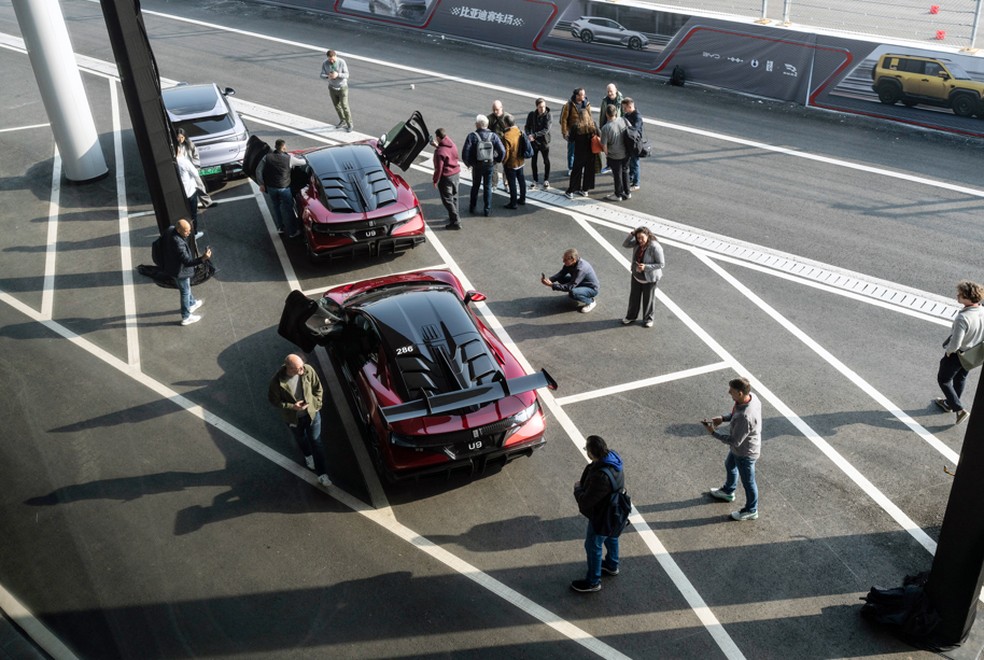Veículos elétricos BYD U9 nas instalações da empresa em Zhengzhou, China — Foto: Qilai Shen/Bloomberg
