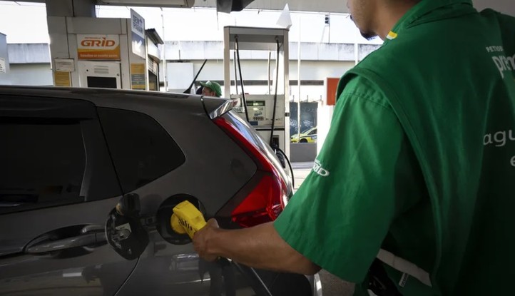 Governo anuncia mutirão para fiscalizar valor dos combustíveis após mudança na política de preços da Petrobras