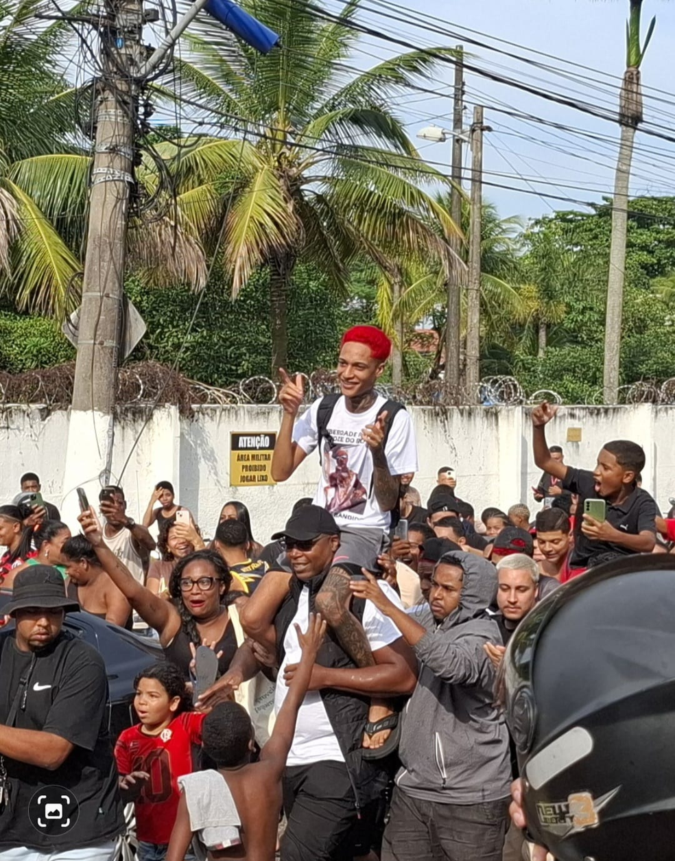 MC Multidão aguarda a saída do MC Poze do Rodo do Complexo de Gericinó. Poze teve a prisão temporária revogada. Na foto, MC Oruam. — Foto: Marcos Nunes / Agência O Globo