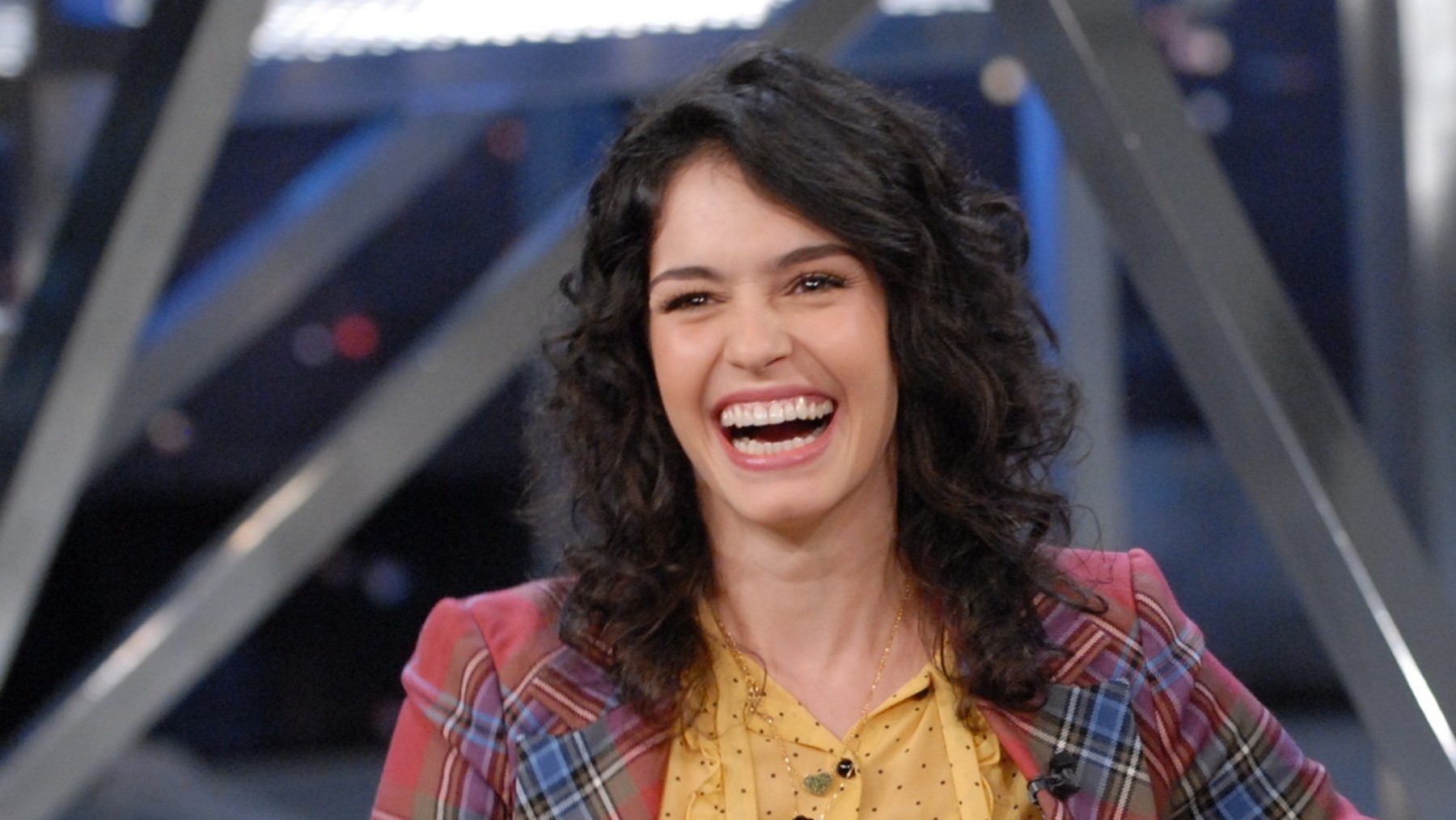 Maçã substitui a escovação dos dentes? Especialista explica mito após relato de Maria Flor