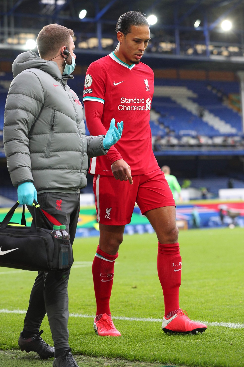 O zagueiro holandês Van Dijk no dia em que rompeu o ligamento do joelho — Foto: Peter Byrne/AFP