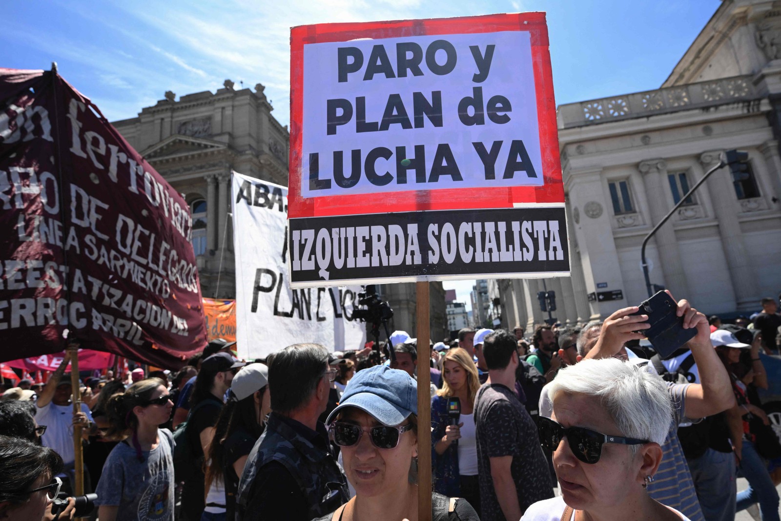 Protestos na Argentina pedem envio de alimentos para restaurantes ...