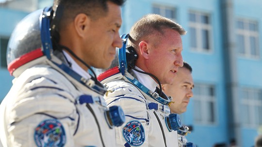 Em meio a escalada de tensão, astronautas russos e americanos decolam juntos para estação espacial