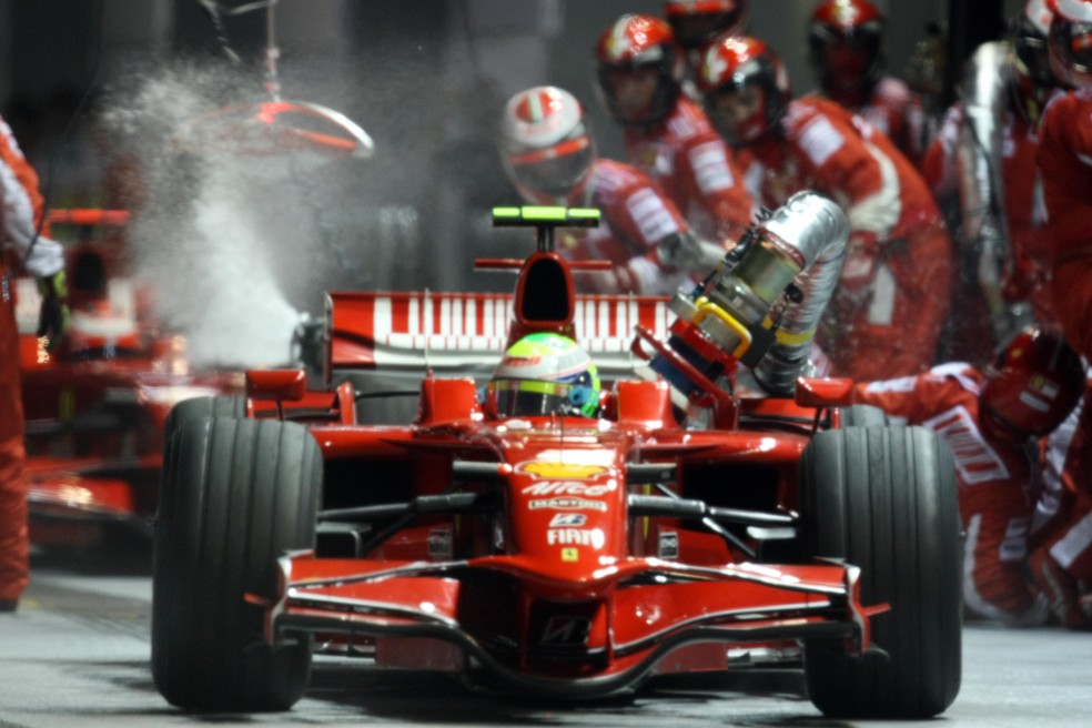 Felipe Massa liderava GP de Singapura de 2008, mas, após batida de Nelsinho Piquet, teve problema nos boxes e chegou em 13º — Foto: AFP