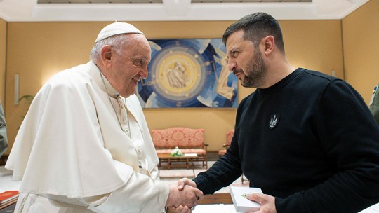 Zelensky se reúne com Papa Francisco no Vaticano