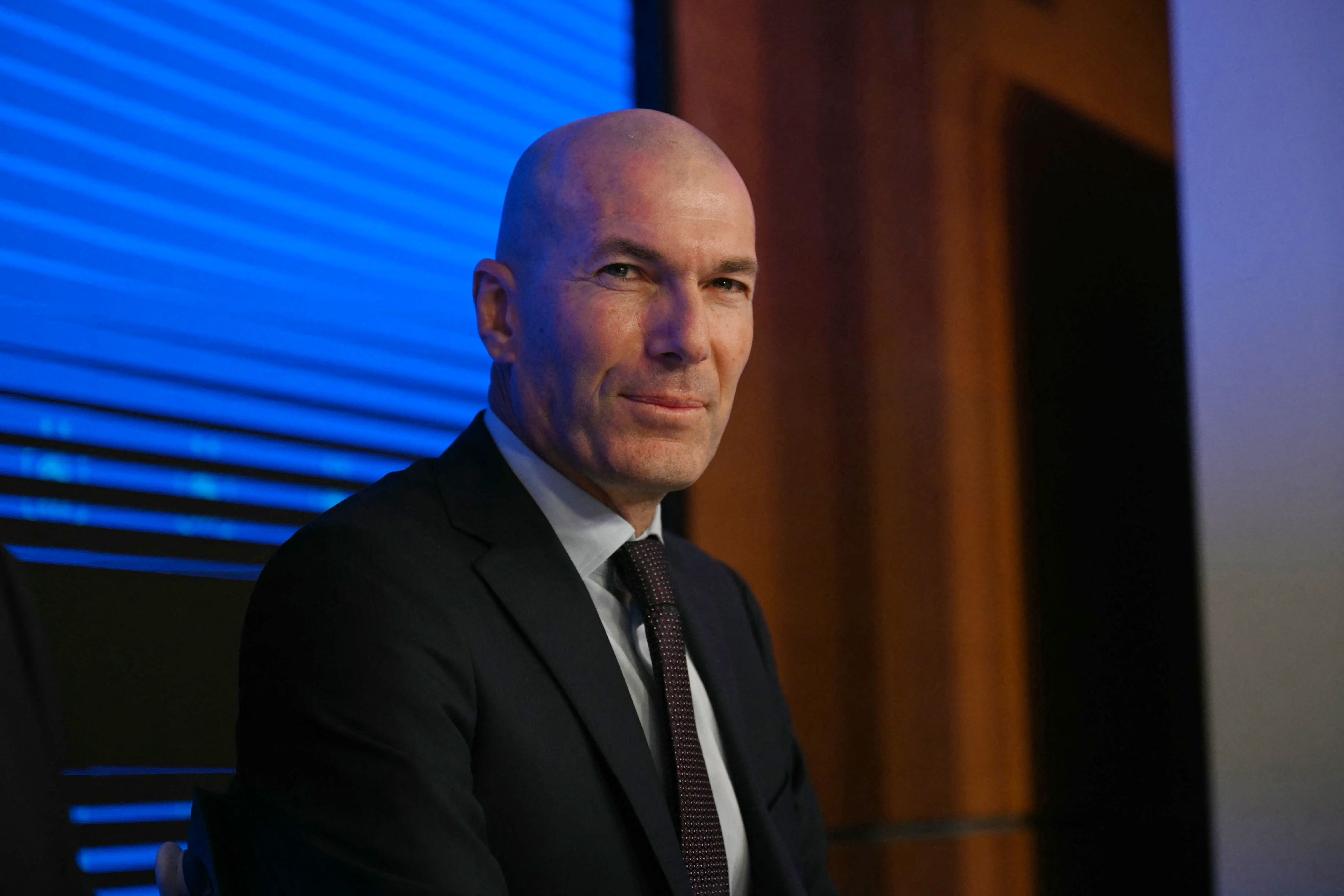 Novo técnico da França, Zidane comenta casos de racismo contra jogadores da seleção: 'Precisamos combater'