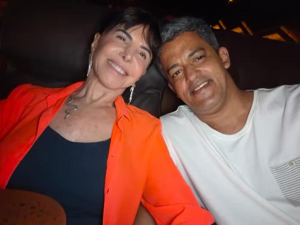 Depois de um breve romance com o advogado Maurício Ferreira, em 2023, Claudia Alencar está namorando há cerca de dois meses o advogado Emanuel Brito — Foto: Arquivo pessoal