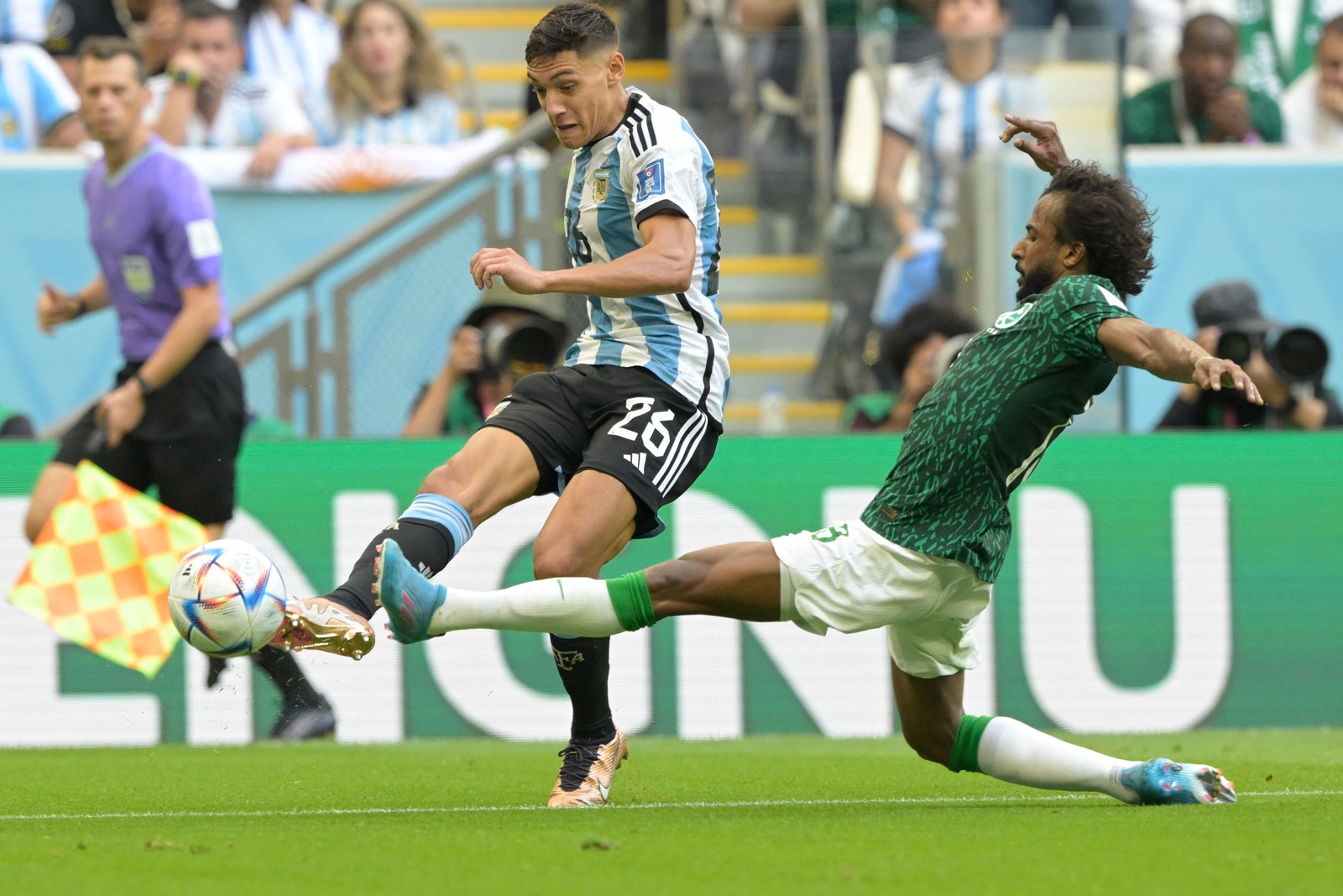 Nahuel Molina, da Argentina, disputa a bola com o zagueiro da Arábia Saudita Yasser Al-Shahrani — Foto: JUAN MABROMATA / AFP