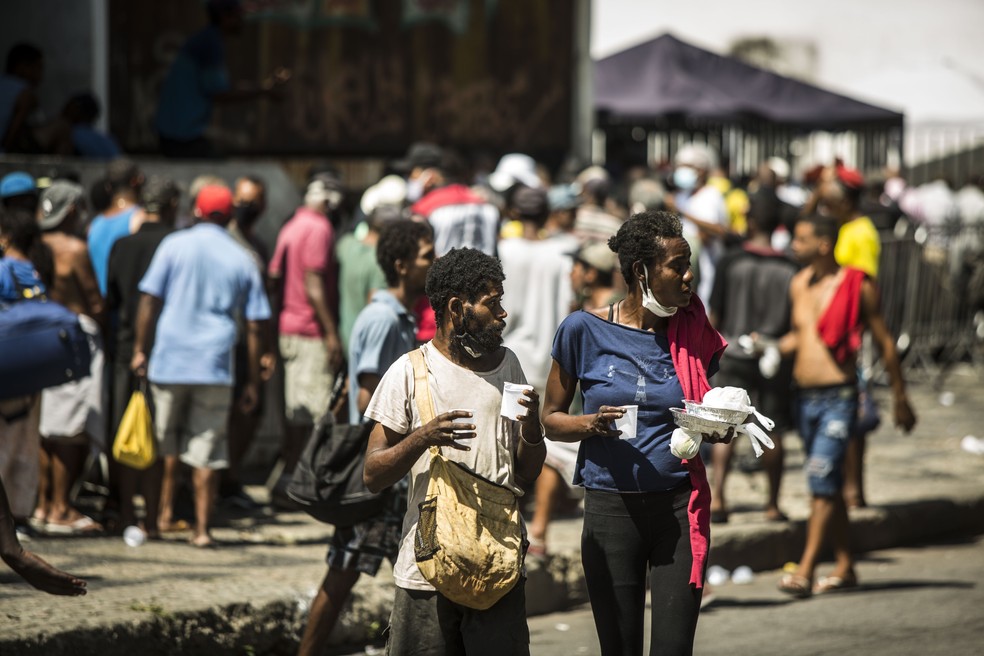 O avanço da pandemia acentuou a pobreza nas favelas e periferias. As pessoas perderam empregos e falta comida no pratoAgência O Globo — Foto:         
