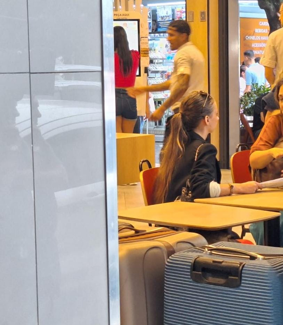 Mãe e filha passam dia e noite em fast food no Leblon há meses — Foto: Jéssica Marques