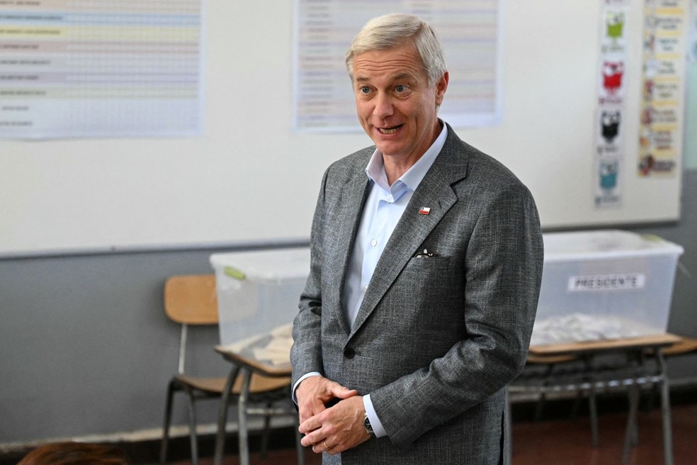 O candidato à presidência do Chile, José Antonio Kast, do Partido Republicano, gesticula antes de votar durante as eleições gerais em Paine, ao sul de Santiago, em 16 de novembro de 2025 — Foto: MARVIN RECINOS / AFP