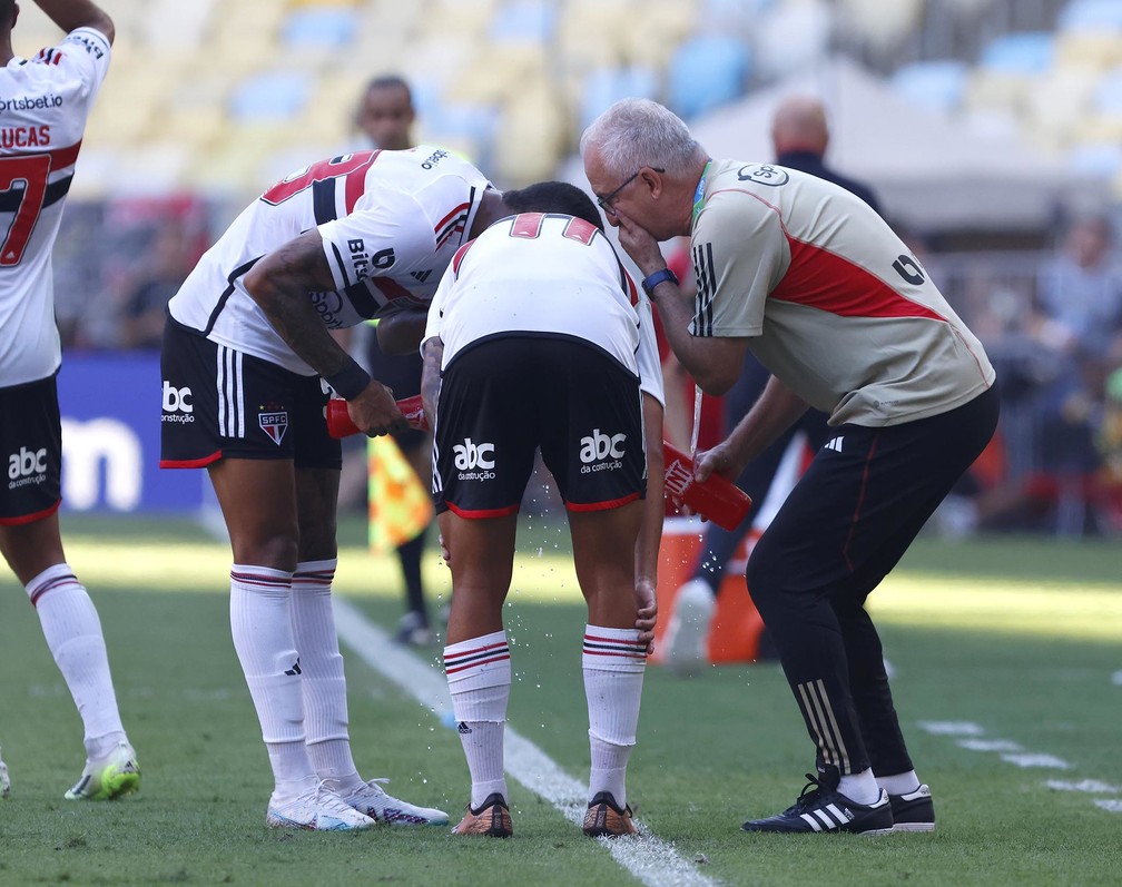 Jogadores do São Paulo aproveitam parada técnica para se hidratar no Maracanã — Foto: Rubens Chiri/São Paulo FC