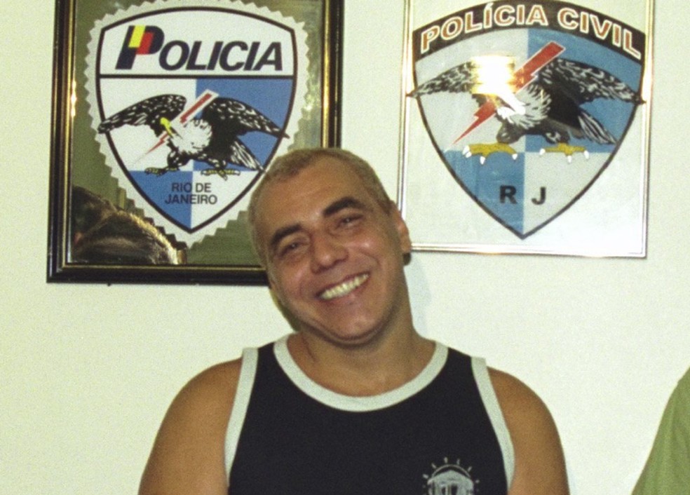 Celsinho da Vila Vintém após ser preso em maio de 2002 — Foto: Domingos Peixoto/Agência O GLOBO
