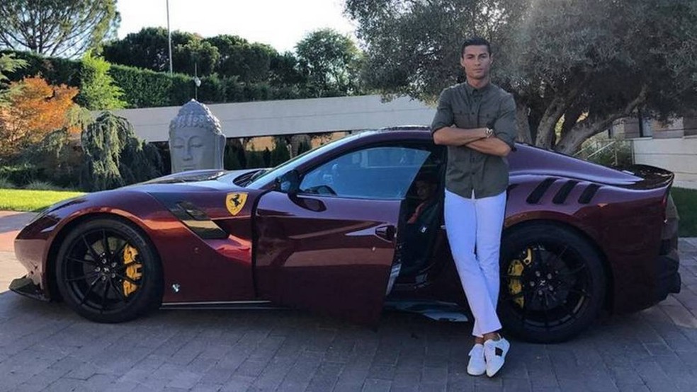 Ferrari: Cristiano Ronaldo posou com carro de luxo — Foto: Reprodução Instagram