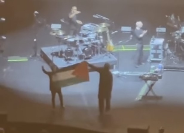 Massive Attack é banido de Singapura após exibição de bandeira da Palestina em show no país - QTU Questões do Universo