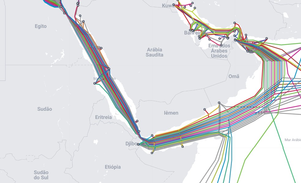 Mapa da passagem de cabos submarinos, que transmitem informações comerciais e alimentam internet do Ocidente. — Foto: Submarine Cable Map/Reprodução