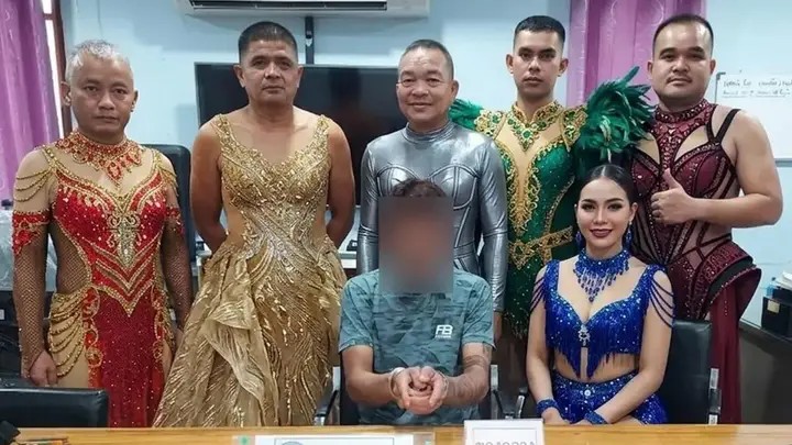 Vestidos coloridos, brilho e algemas? Policiais usam fantasias femininas para prender suspeito de tráfico em festival de dança na Tailândia
